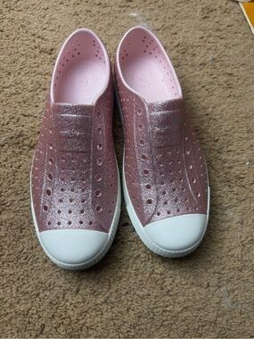 Native Shoes Pink Glitter Slip-On Clogs with White Toe w7 size is j6 on bottoms